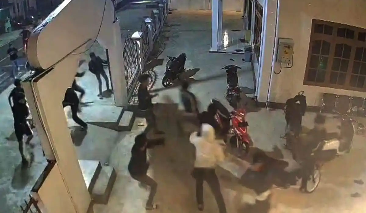 Kerusuhan dan aksi kekerasan kembali memicu kehebohan di Polman setelah empat remaja diduga menyerang seorang pemuda di dalam area masjid.